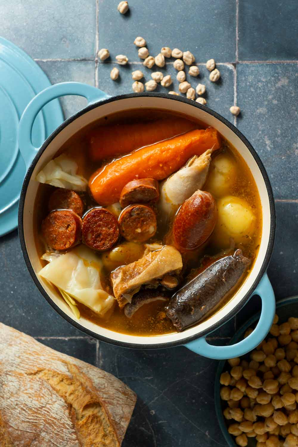 Cocido con hueso de jamón, chorizo, morcilla y verduras
